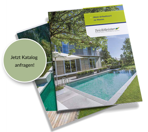 Zwei Kataloge mit Bildern von modernen Gartenteichen und Schwimmbädern vor Häusern, dazu ein Aufruf, den Katalog jetzt anzufragen.