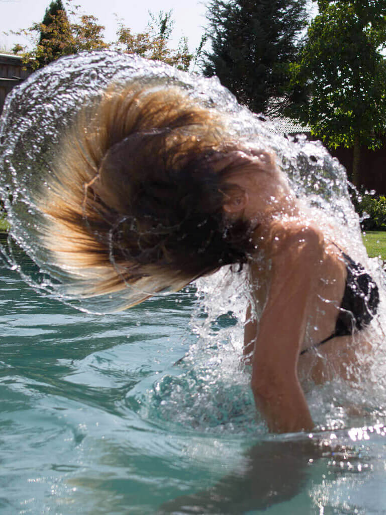 Frau mit nassen Haaren im Pool