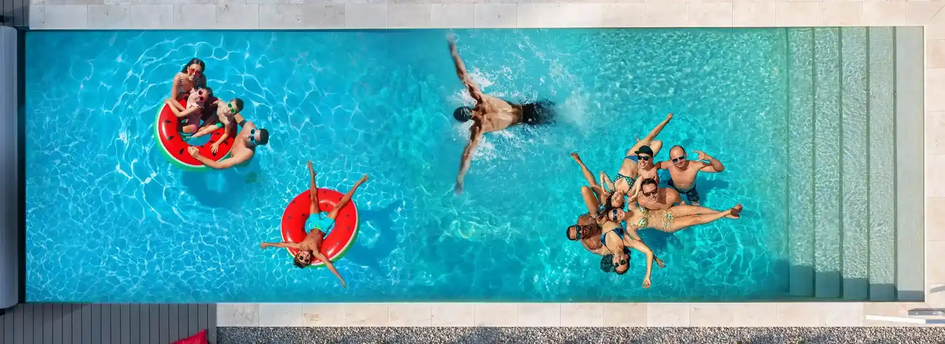 Familie, Menschengruppe und eine schwimmende Mann im Pool von oben betrachtet