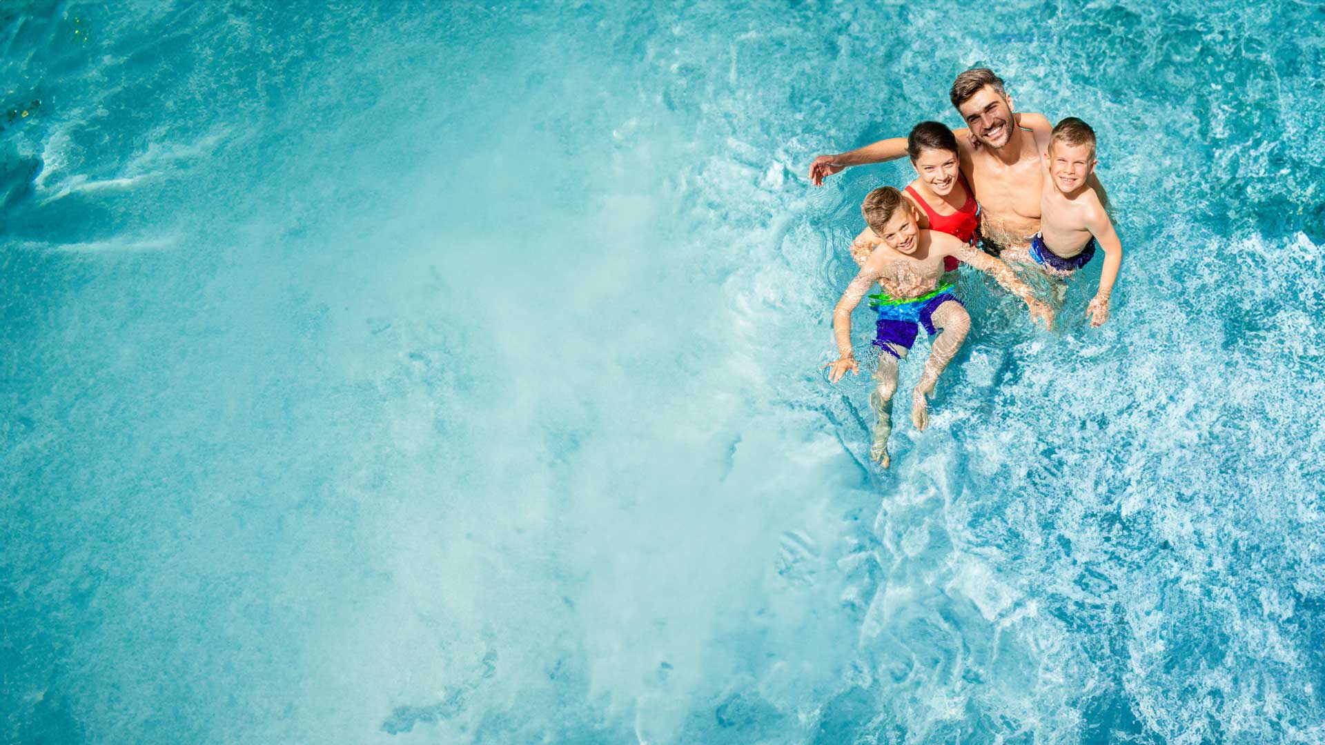 Familie im Wasser schaut nach oben
