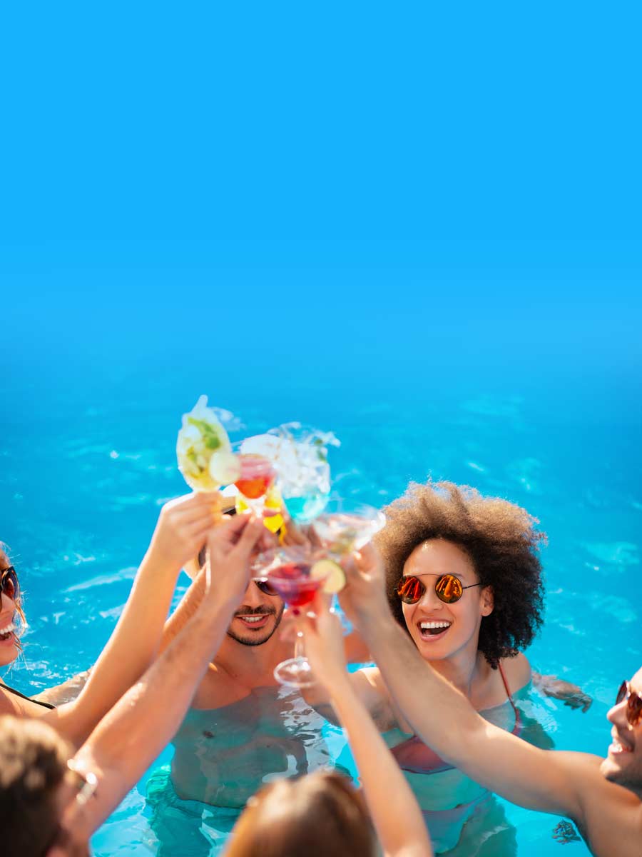 Junge Menschen im Pool mit Cocktails